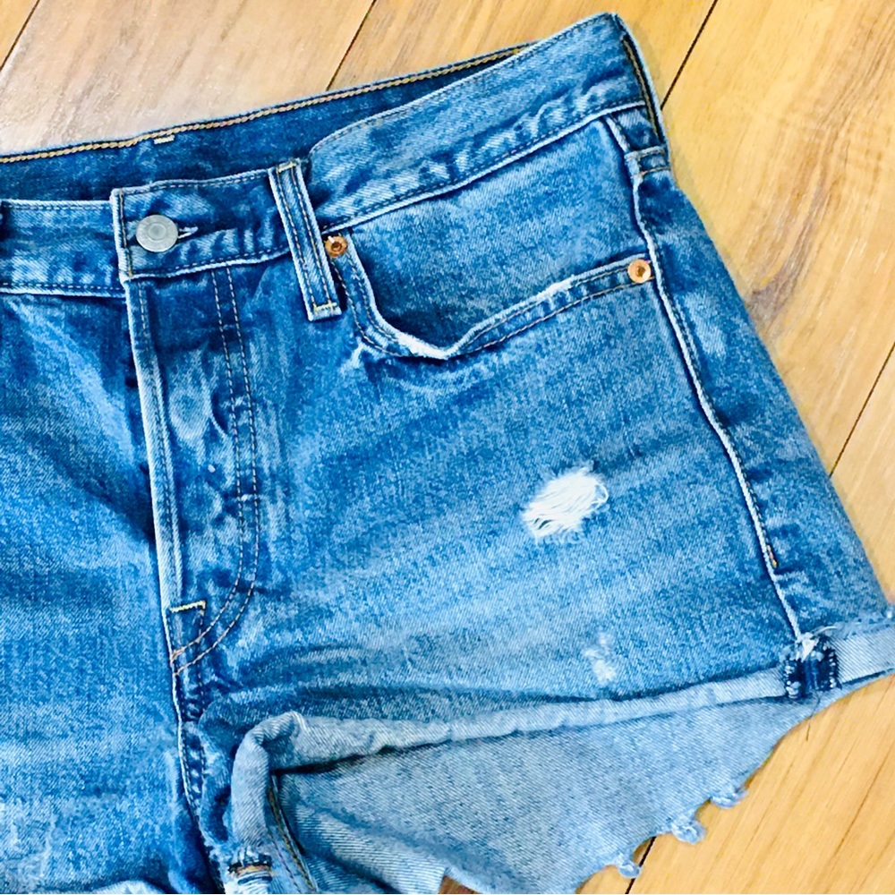 Levi Strauss blue denim shorts cut off distressed style summer 32 waist